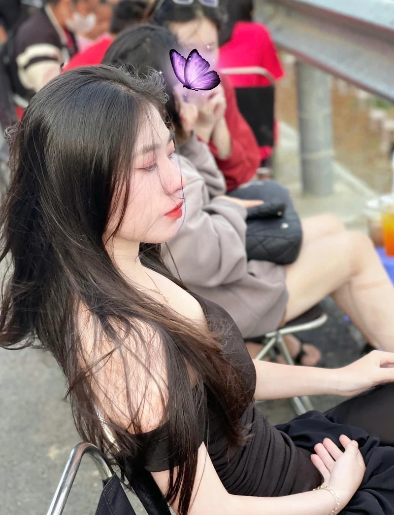 Ảnh gái xinh tóc dài duyên dáng, yêu kiều