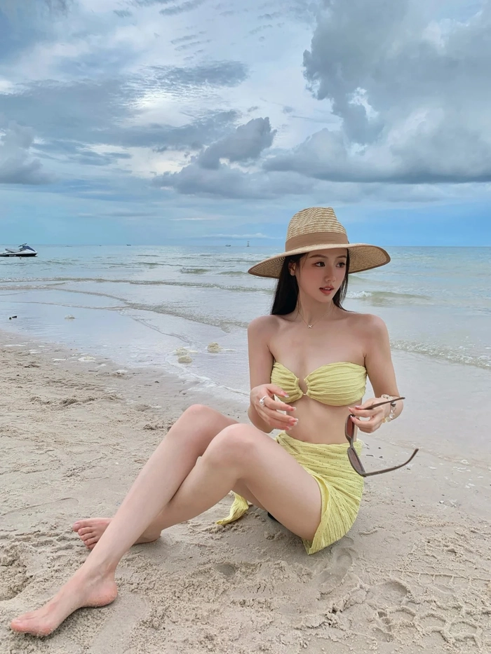 Bộ Ảnh Bikini Siêu Nhỏ Và Mỏng Của Gái Xinh Trung Quốc