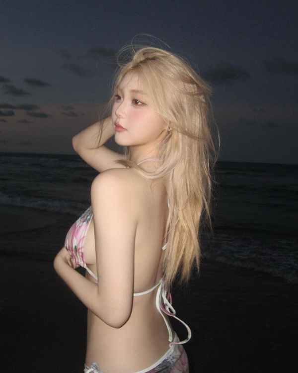 Ảnh gái xinh Trung Quốc tạo dáng bên trên giường cực kỳ quyến rũ