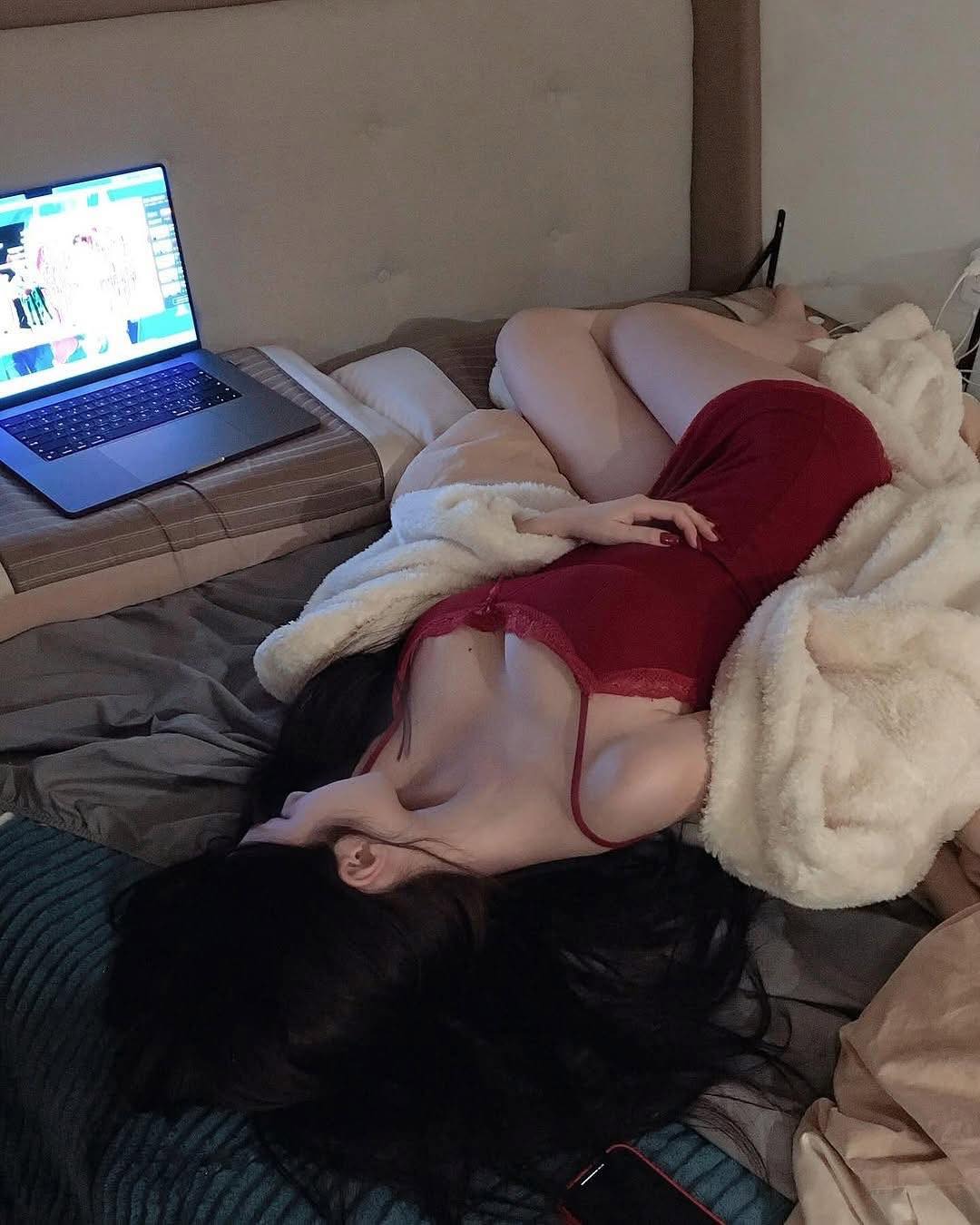 Ảnh hot girl thả rông vòng 1, tự sướng vòng 3