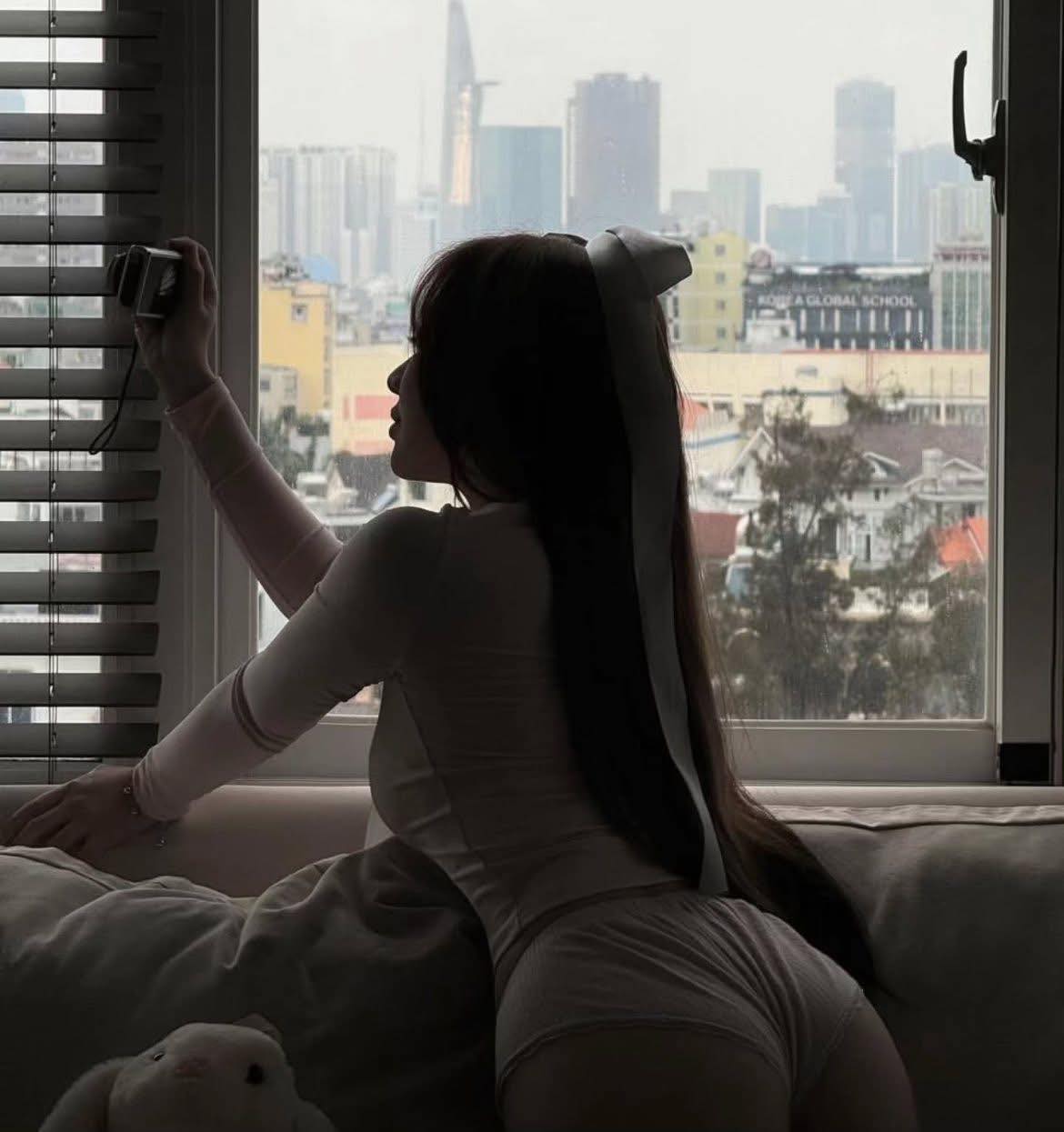 Selfi với tấm gương tại phòng ngủ