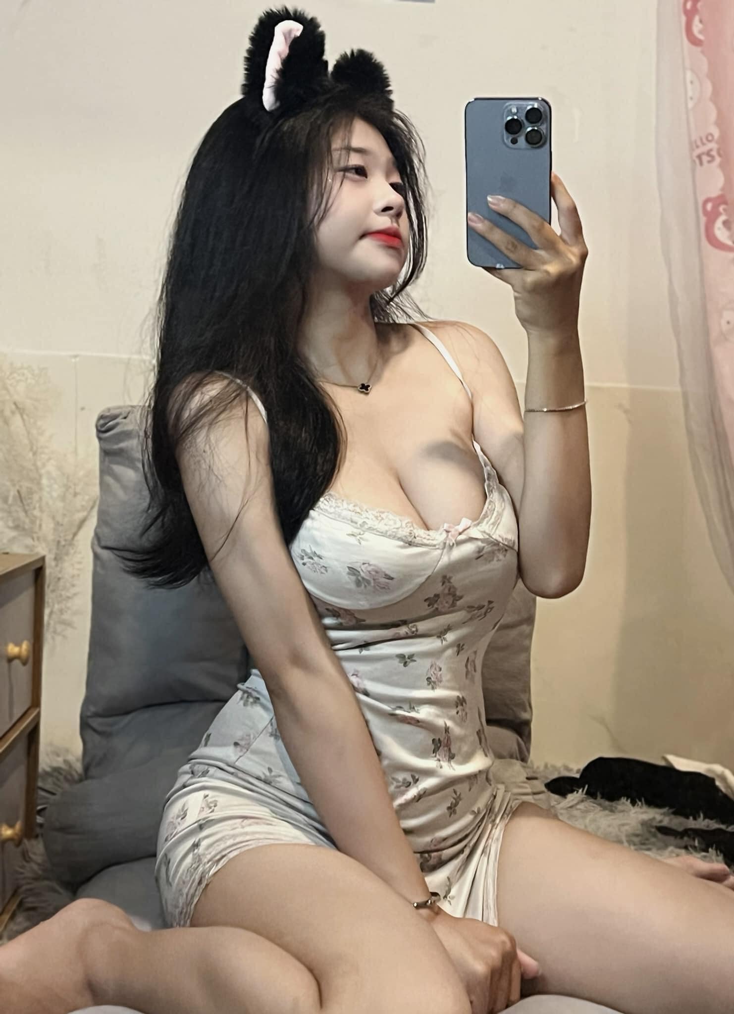 Ảnh girl xinh 2002 tự sướng trên giường ngủ