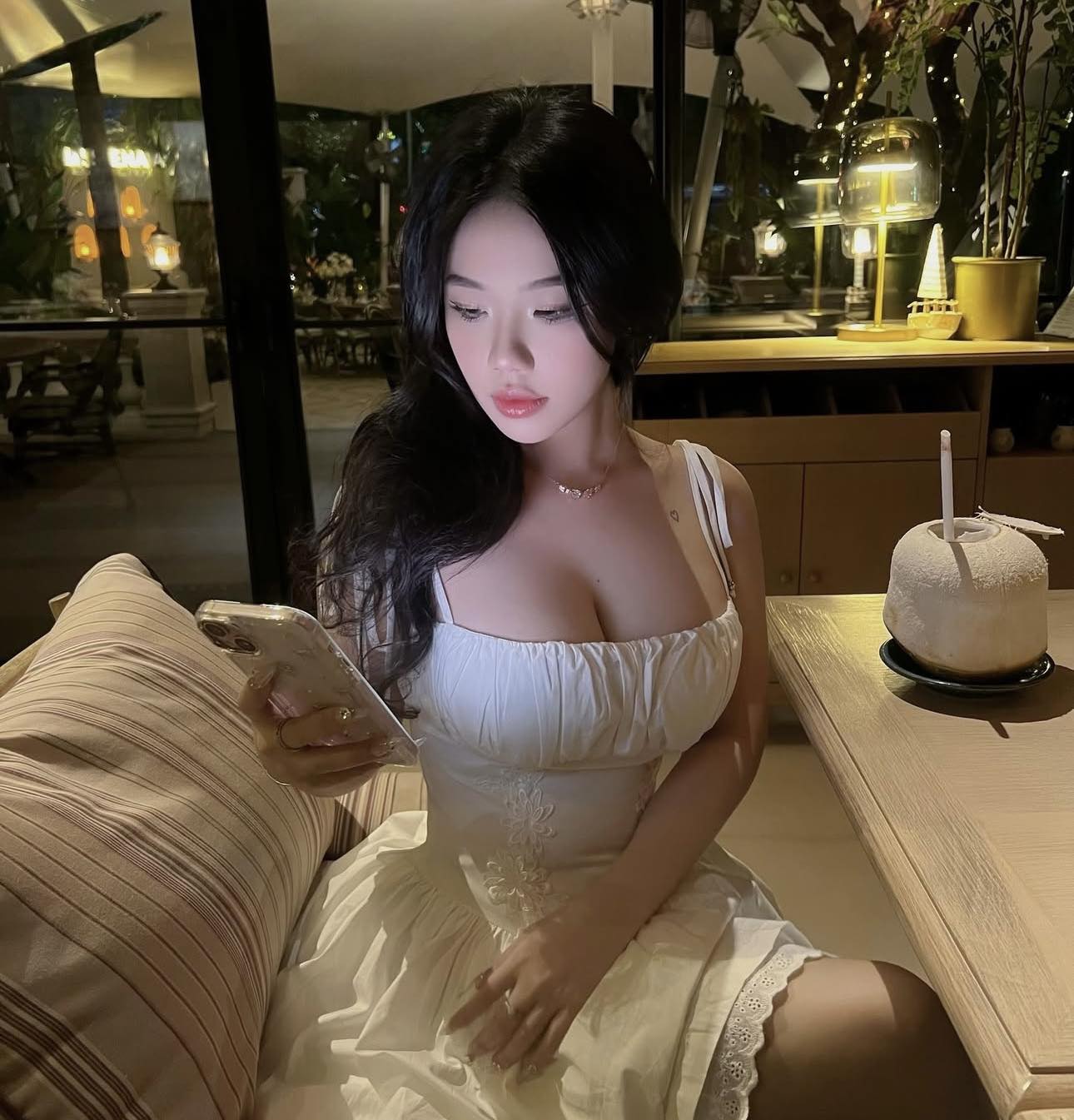 Ảnh gái xinh khoe ngực đẹp, to múp, body sexy hấp dẫn