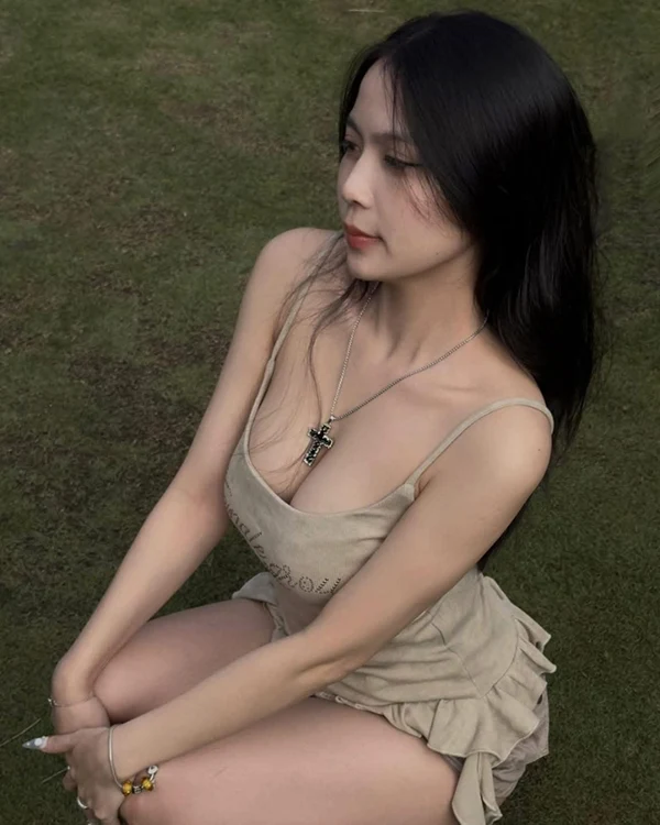 Ảnh ngực to,hình gái xinh khoe vú ngực to căng tròn