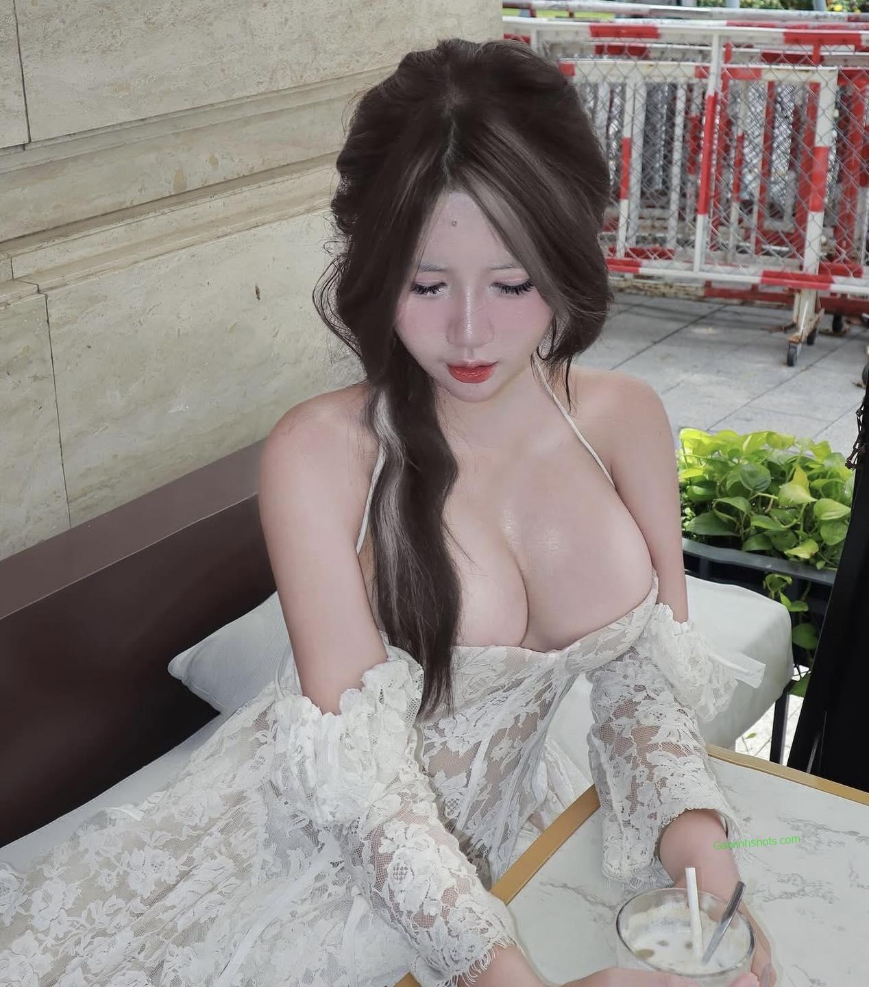 Ảnh Hotgirl khoe vòng một gợi cảm