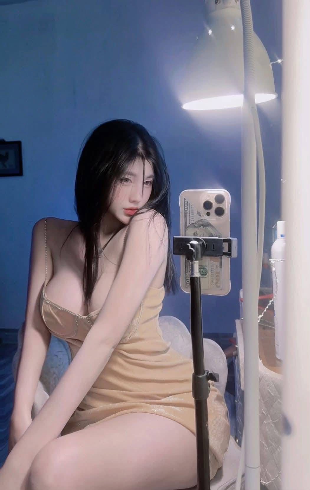 Hình ảnh Con gái xinh ngực vú to đẹp, vòng 1 to đẹp