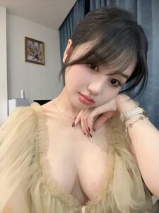 Ảnh gái xinh với cặp VÚ TO - Căng Tròn - Mọng Nước