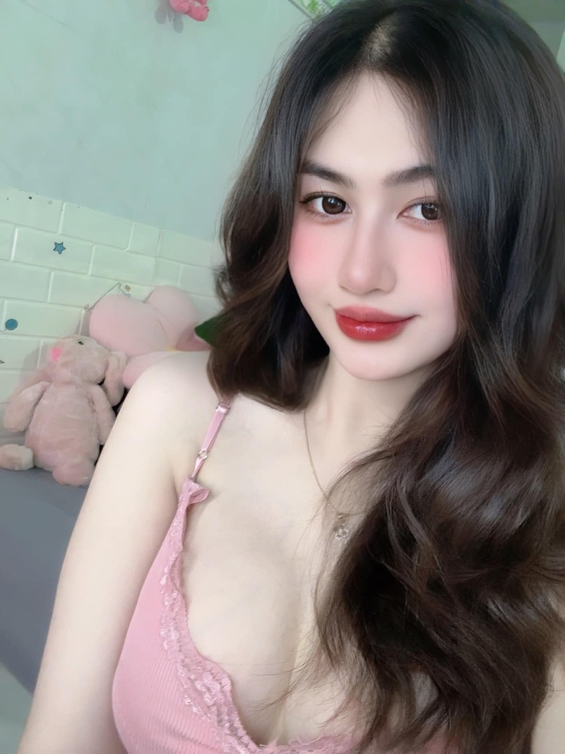 Ảnh gái xinh khiến anh em phấn khích với cặp đào cực căng