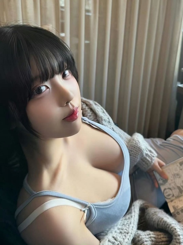 Thiếu nữ sexy diện áo hai dây khoe trọn vòng một mê hoặc