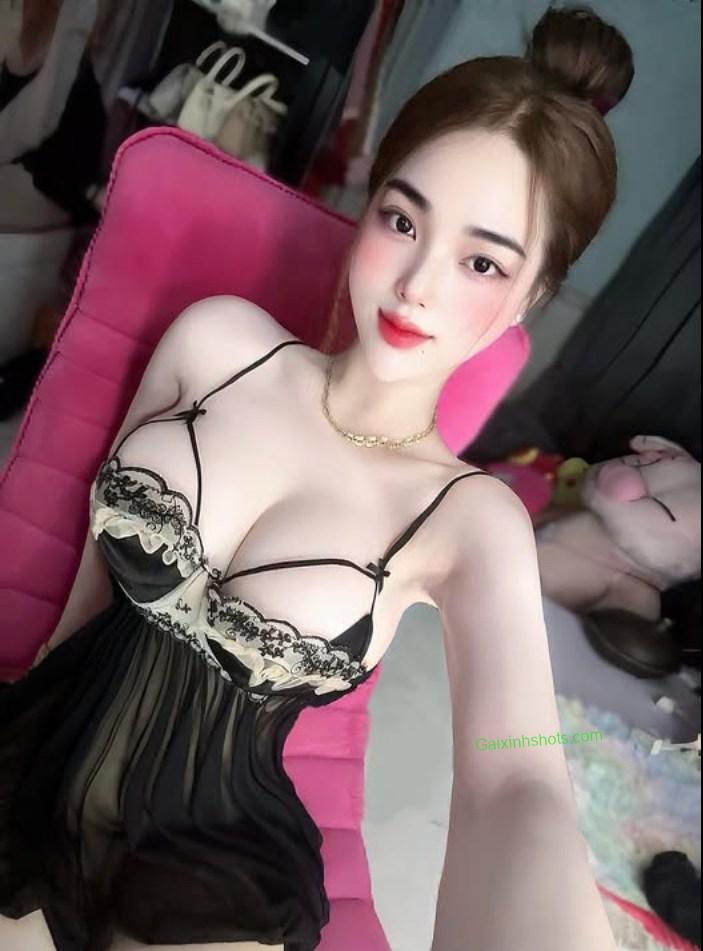 Ảnh gái xinh vú to không che​