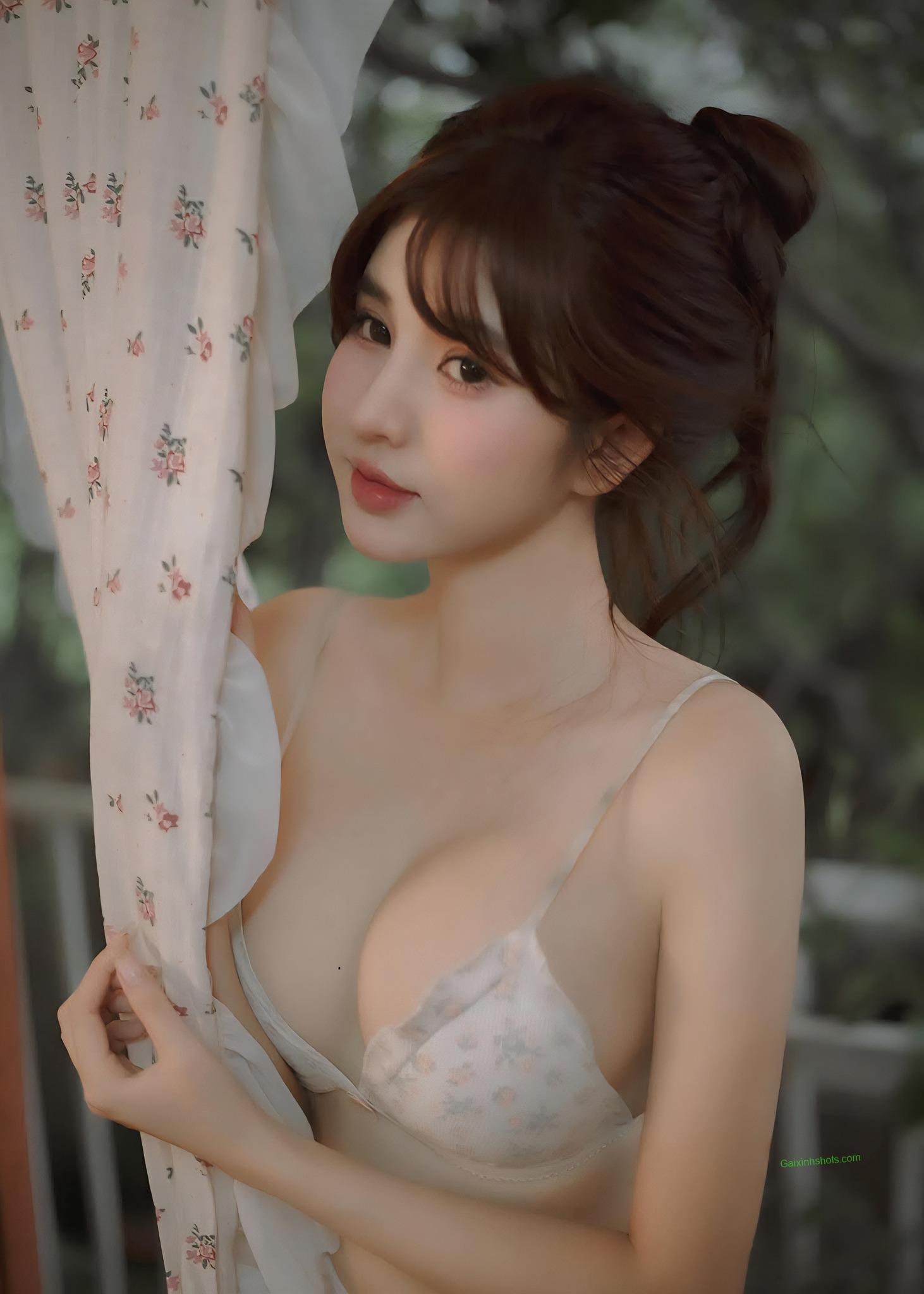 Thiếu nữ sexy diện áo hai dây khoe trọn vòng một mê hoặc