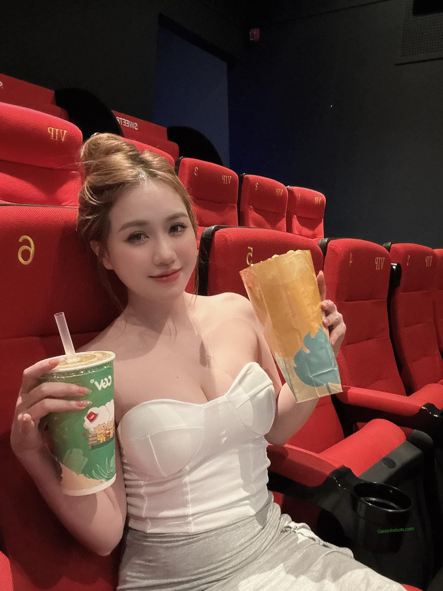 Nổi bật với bộ ảnh gái xinh khoe ngực sexy đến nghẹt thở