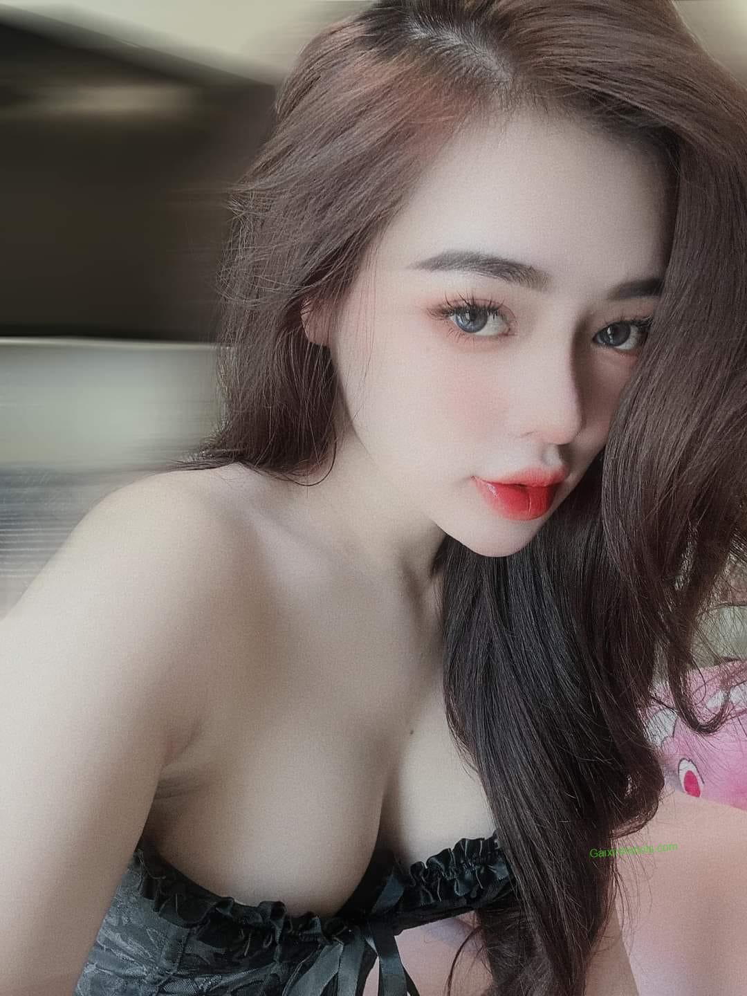 Ảnh chụp góc nghiêng khoe bầu ngực quyến rũ