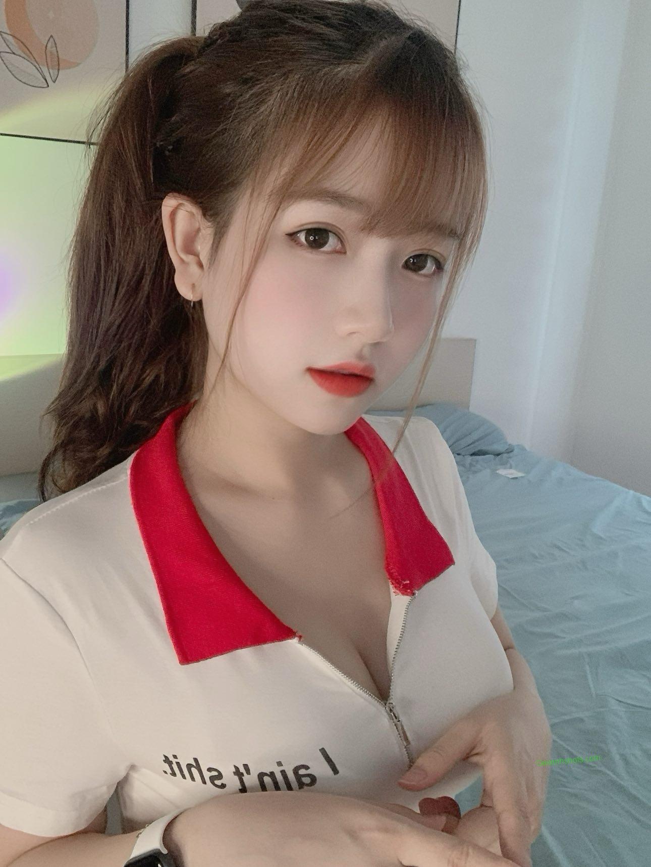 Ảnh Gái Xinh khoe Vú Đẹp Hở Ti Lộ Núm