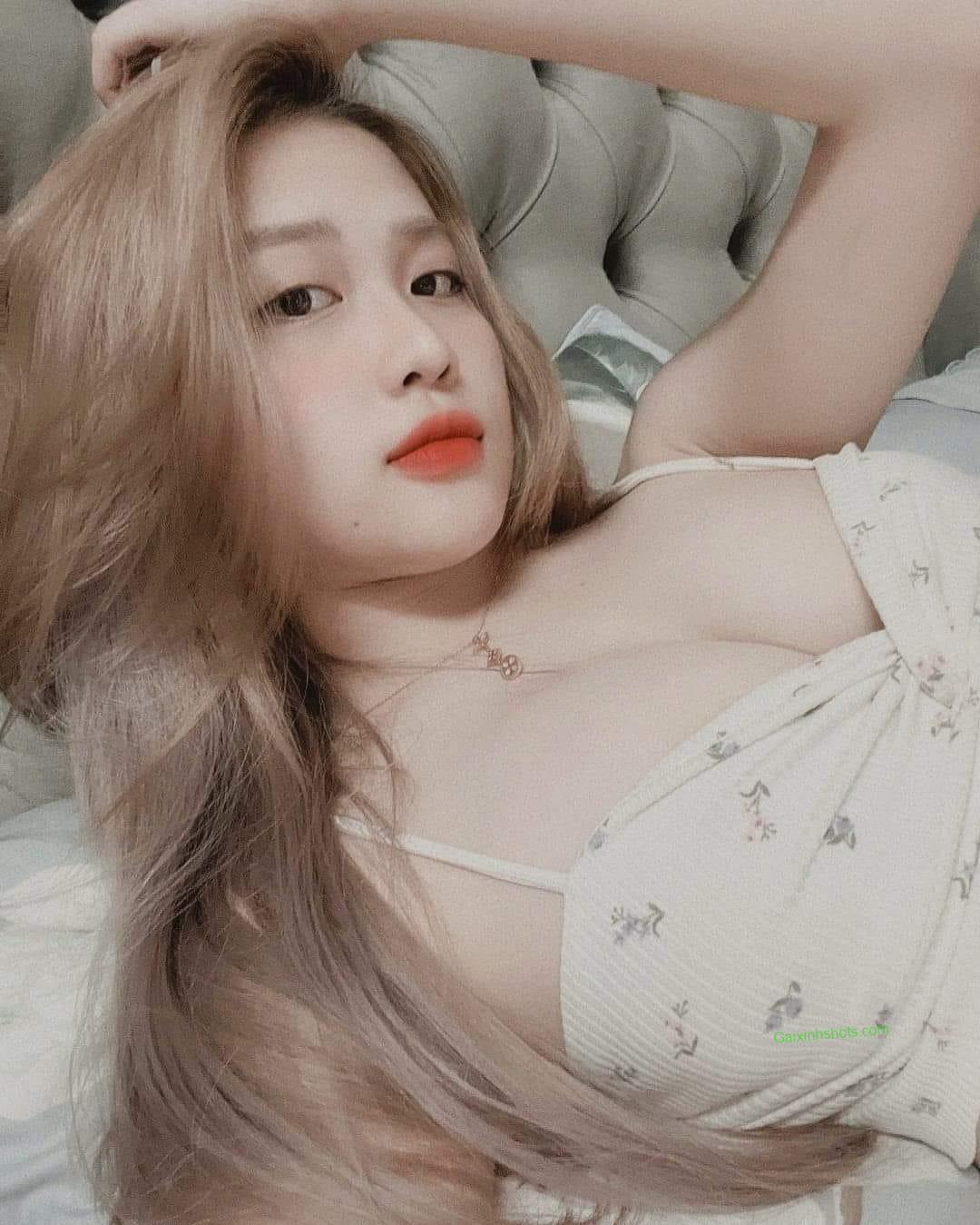 Ảnh gái xinh khoe vú to tròn, quyến rũ