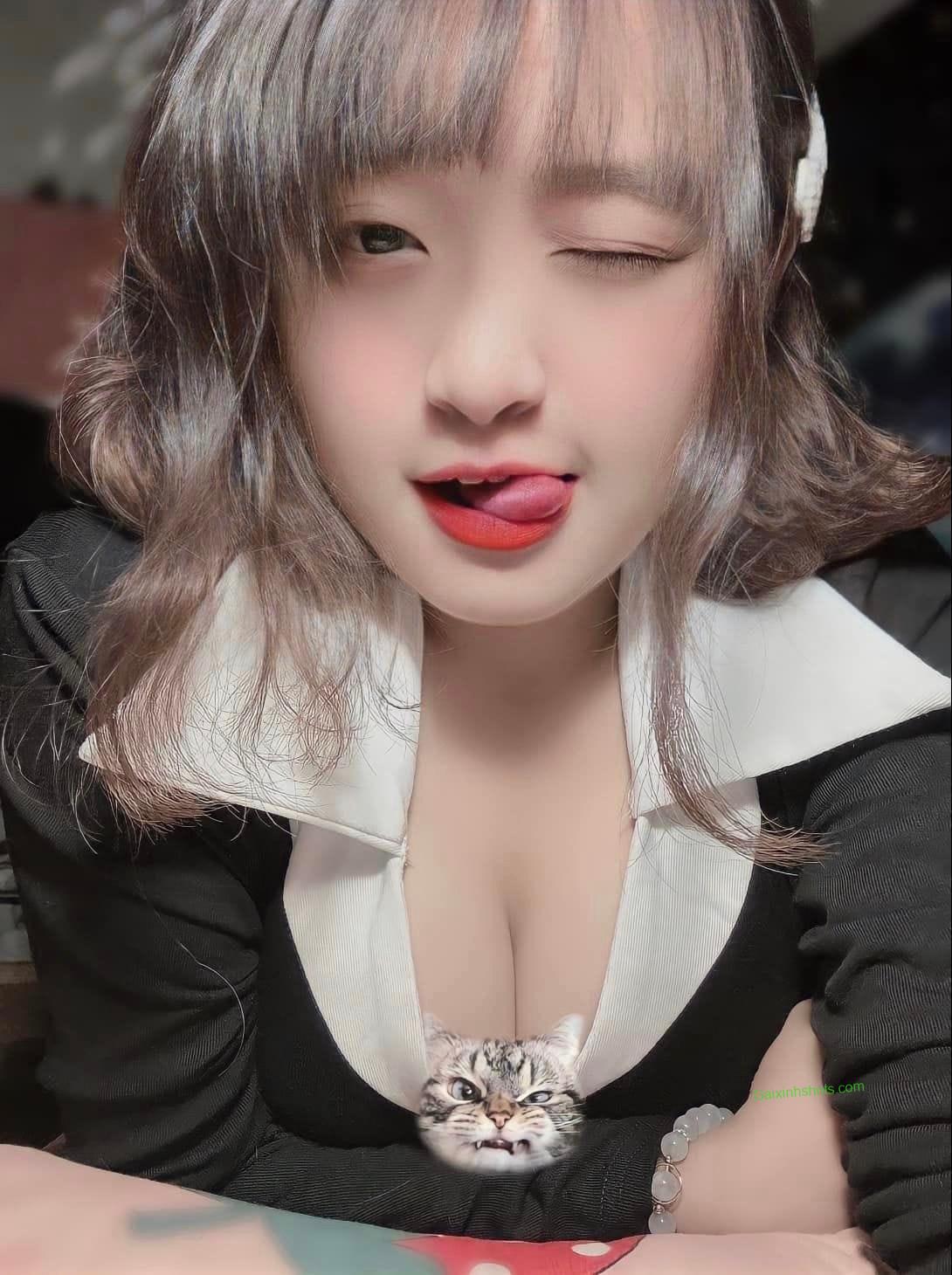 Ảnh gái xinh ngực to căng tròn