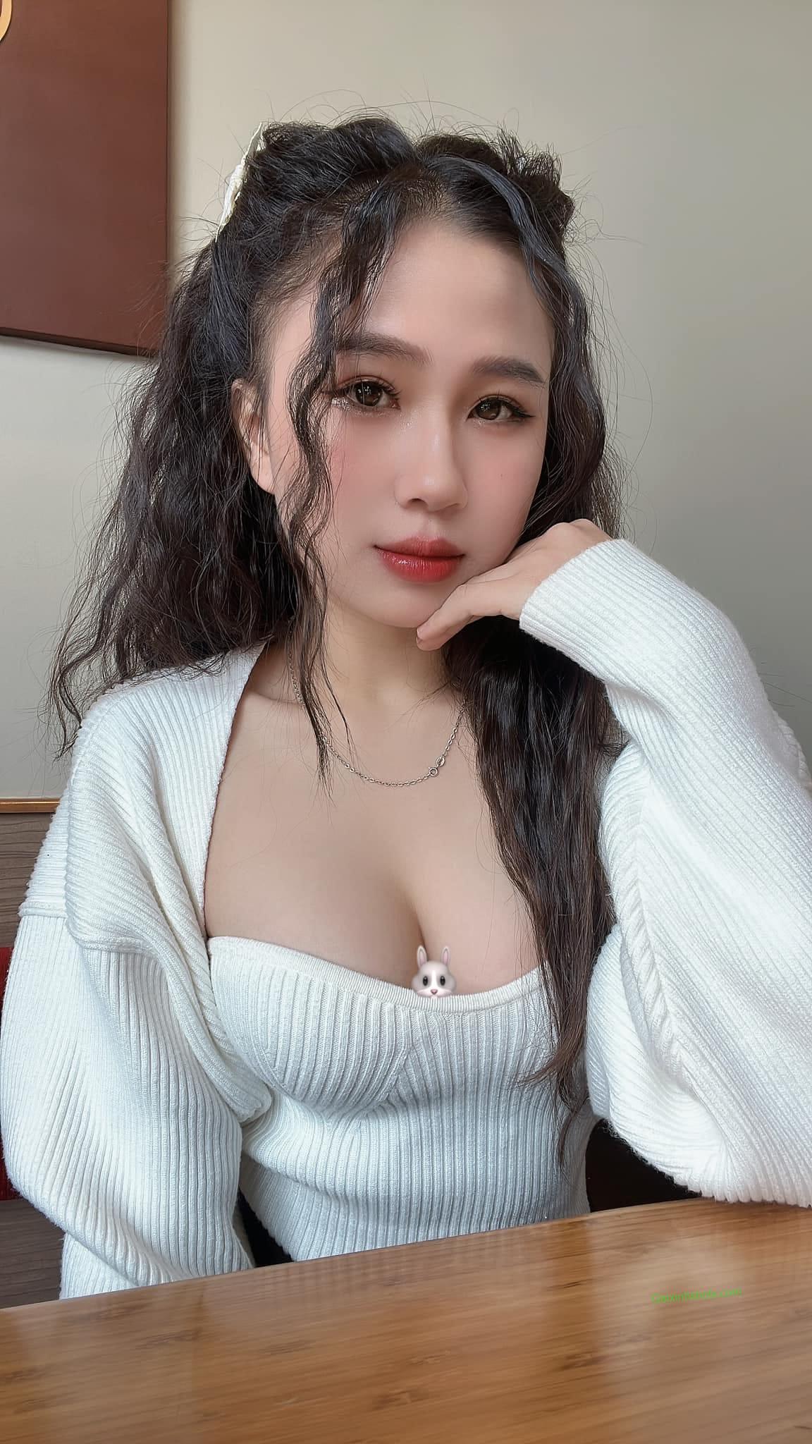 Vẻ đẹp nóng bỏng với vòng một nở nang