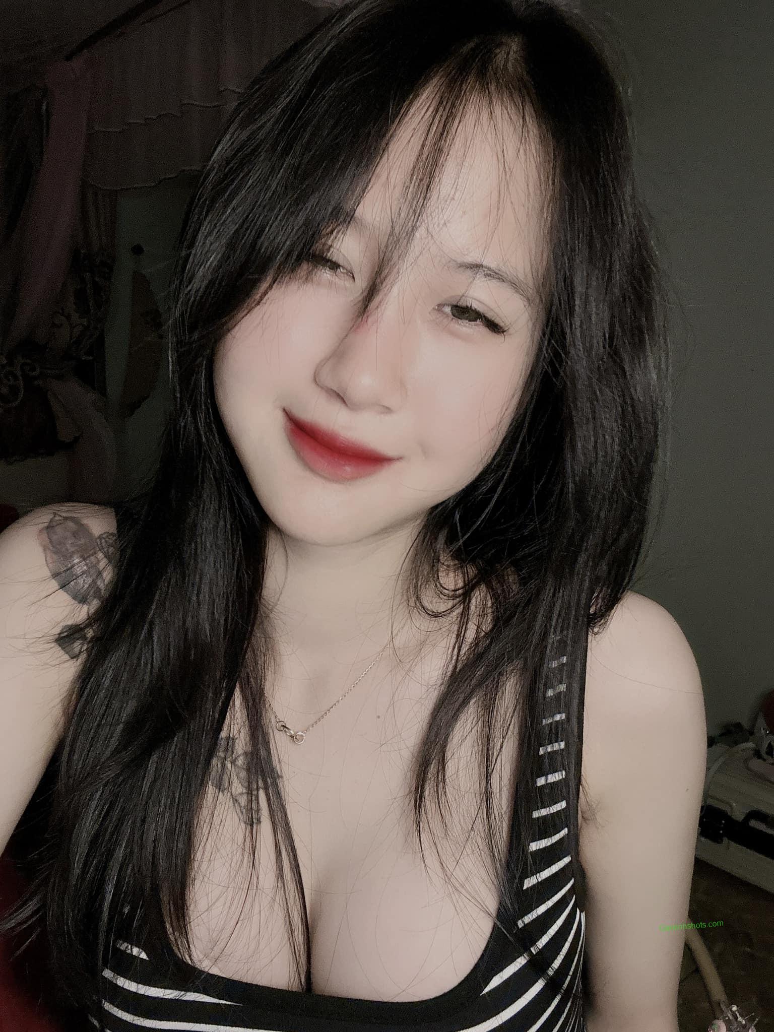 Ảnh gái xinh show vú với thần thái cuốn hút