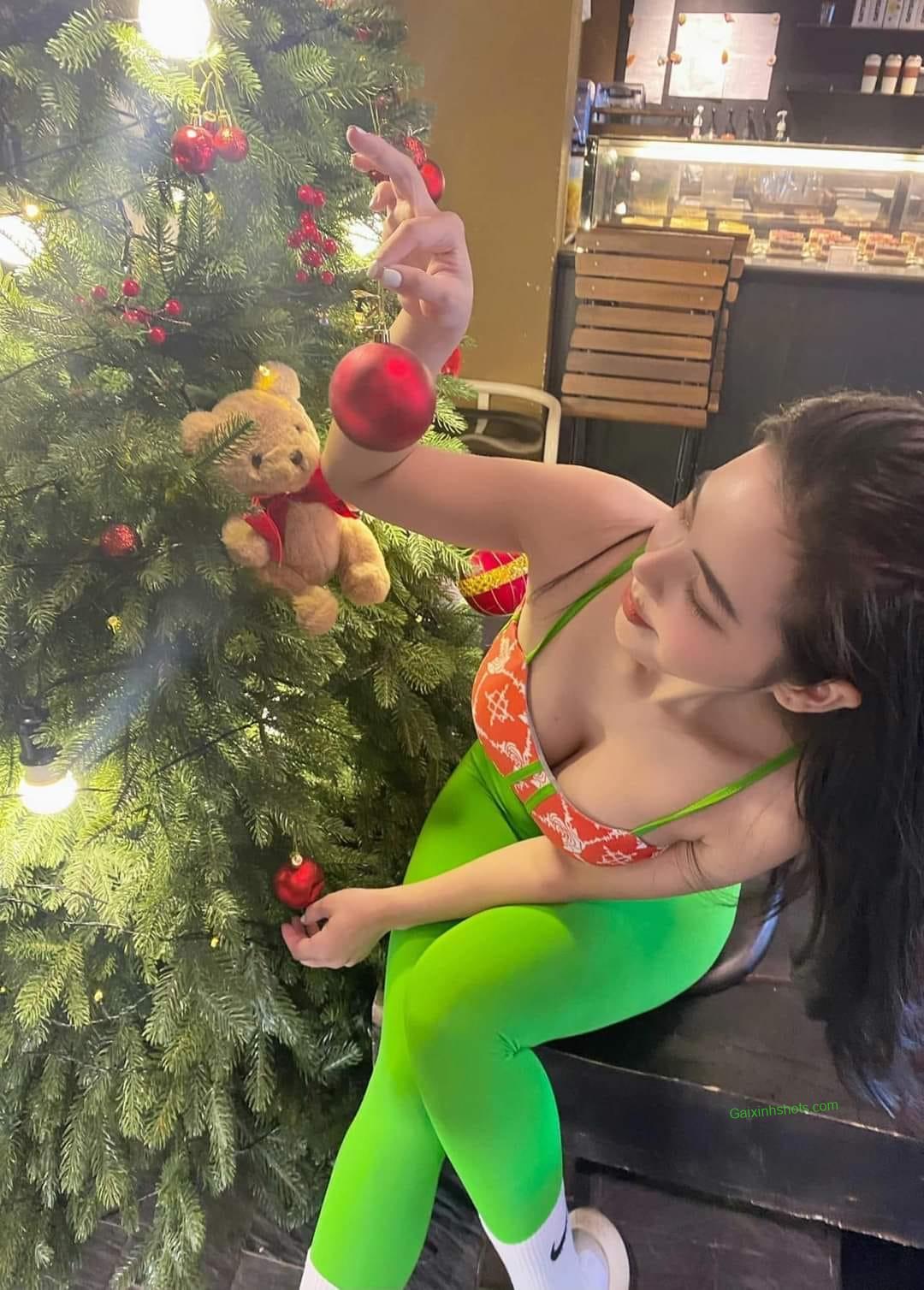 Ảnh gái sinh dễ thương với vòng 1 khủng