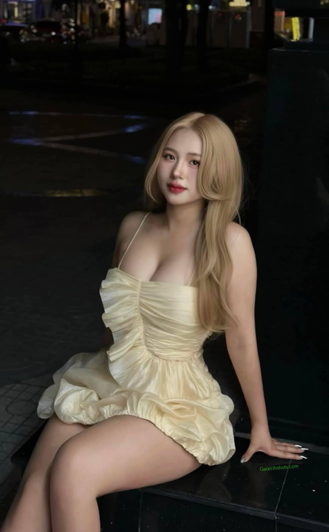 Ảnh gái xinh diện ống ôm khoe vú