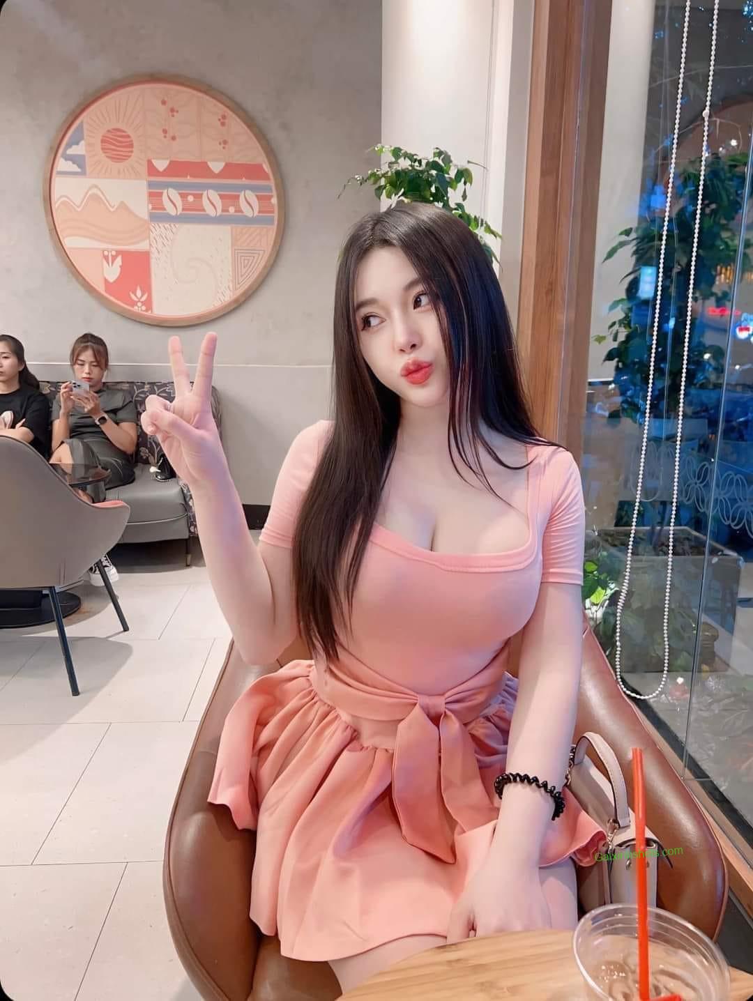 Cô nàng hotgirl diện đồ đii uống cafe khoe ngực to