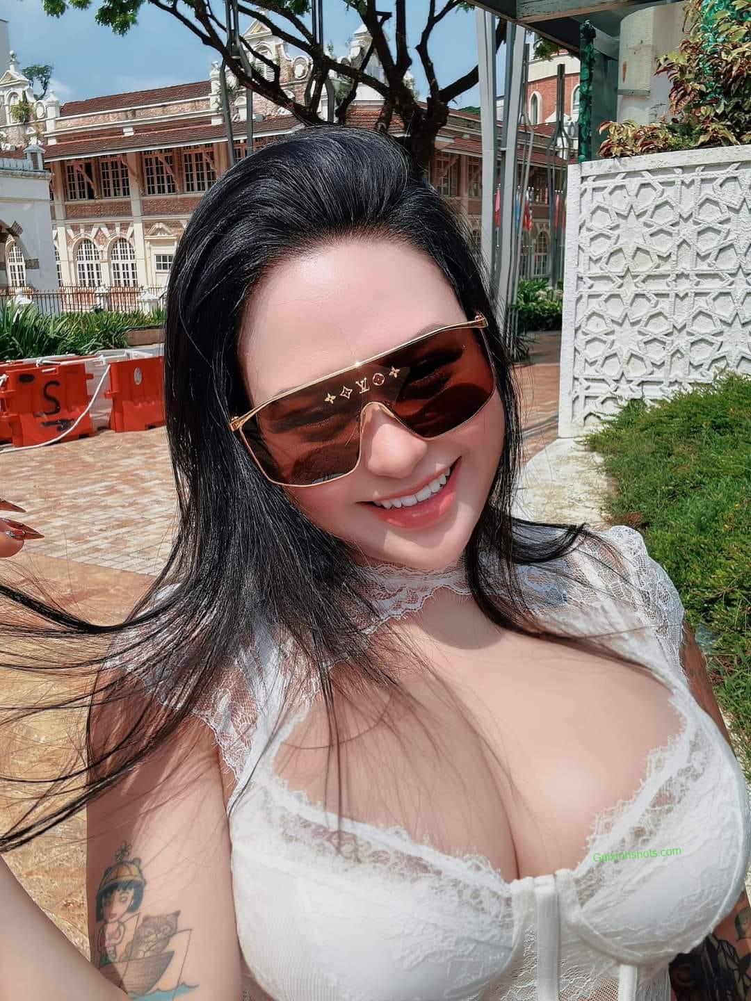 Ảnh gái xinh khoe ngực khủng