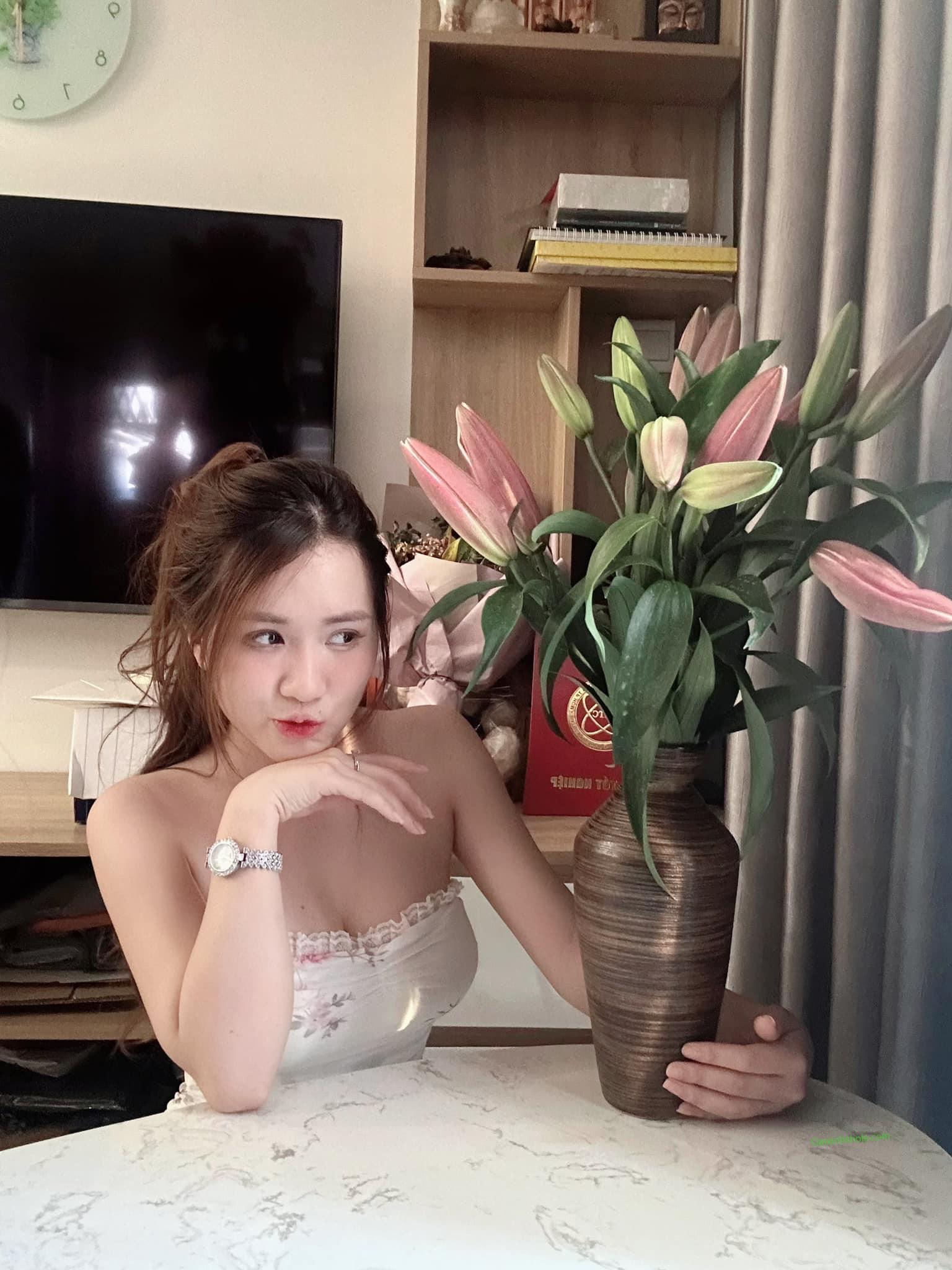 Ảnh gái xinh diện đầm ngủ khoe ngực khủng