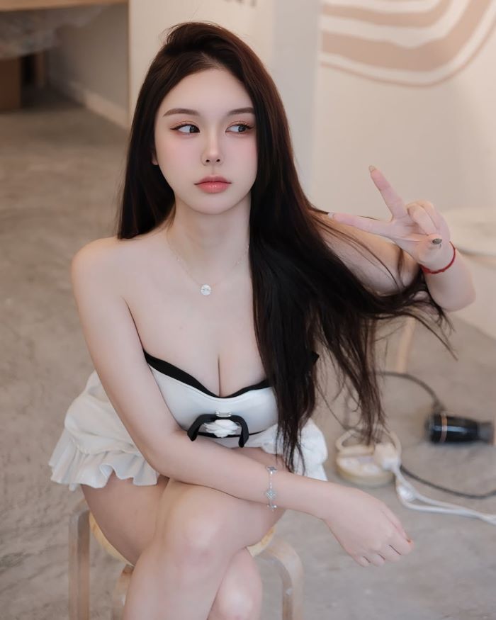 Ảnh gái dễ thương với vòng 1 cực khủng