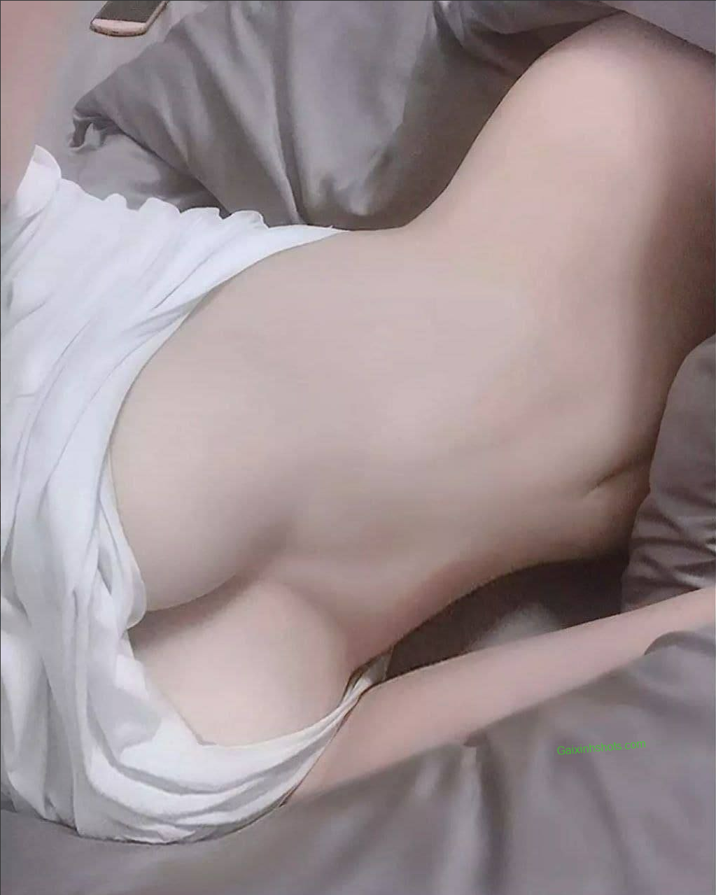 Ảnh gái xinh tự tin tạo dáng khoe vòng một đẫy đà