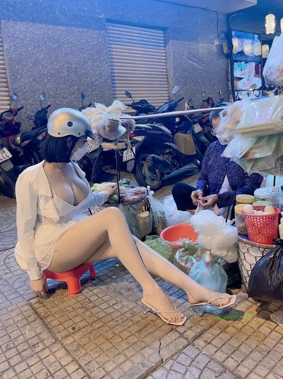 Ảnh gái xinh khoe vú to khiến chàng thèm chảy nước miếng