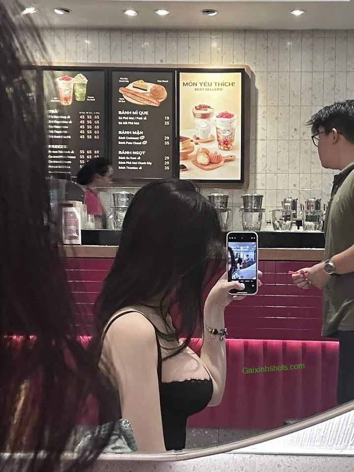 Ảnh gái xinh khoe vú trắng, căng tròn lộ nhũ hoa sexy