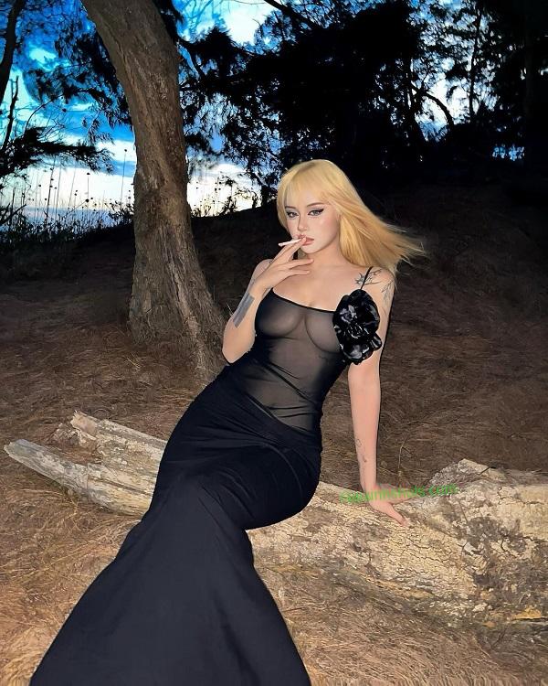 Ảnh hot girl show hàng khoe ngực to bím hồng dâm dục