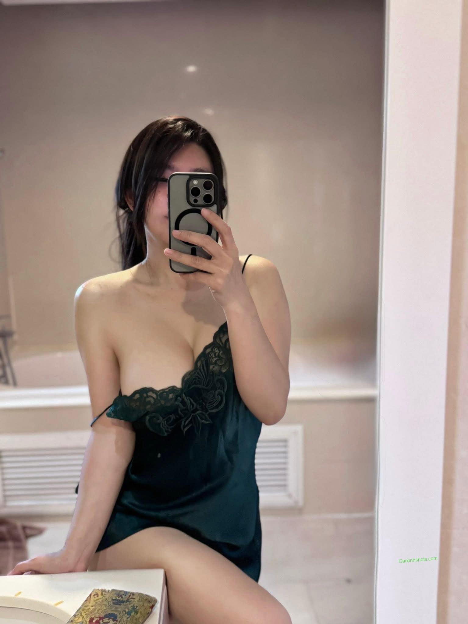 Ảnh gái xinh cởi áo show hàng lộ đầu ti cực sexy