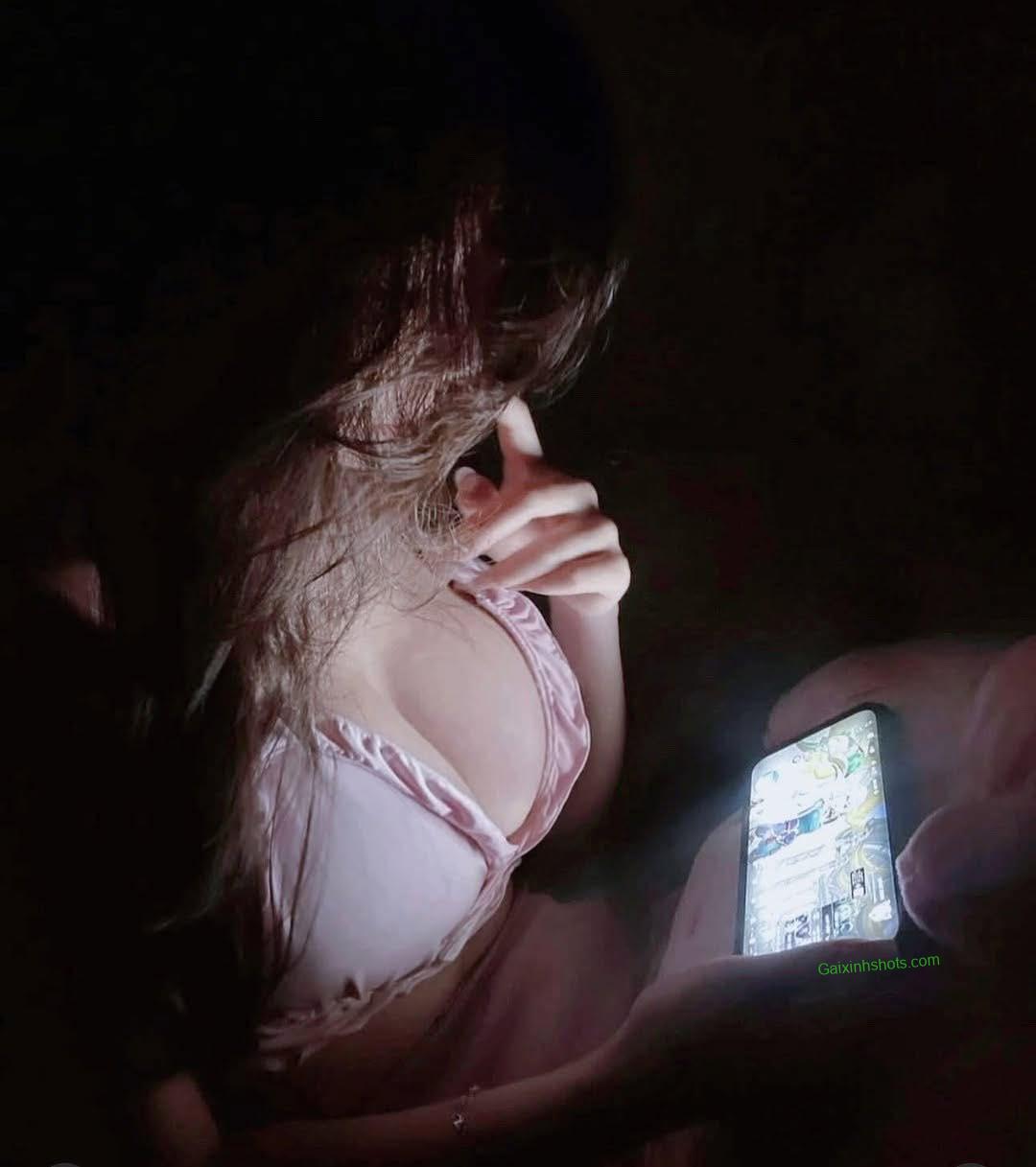 Ảnh gái xinh múp khoe dáng xem phim