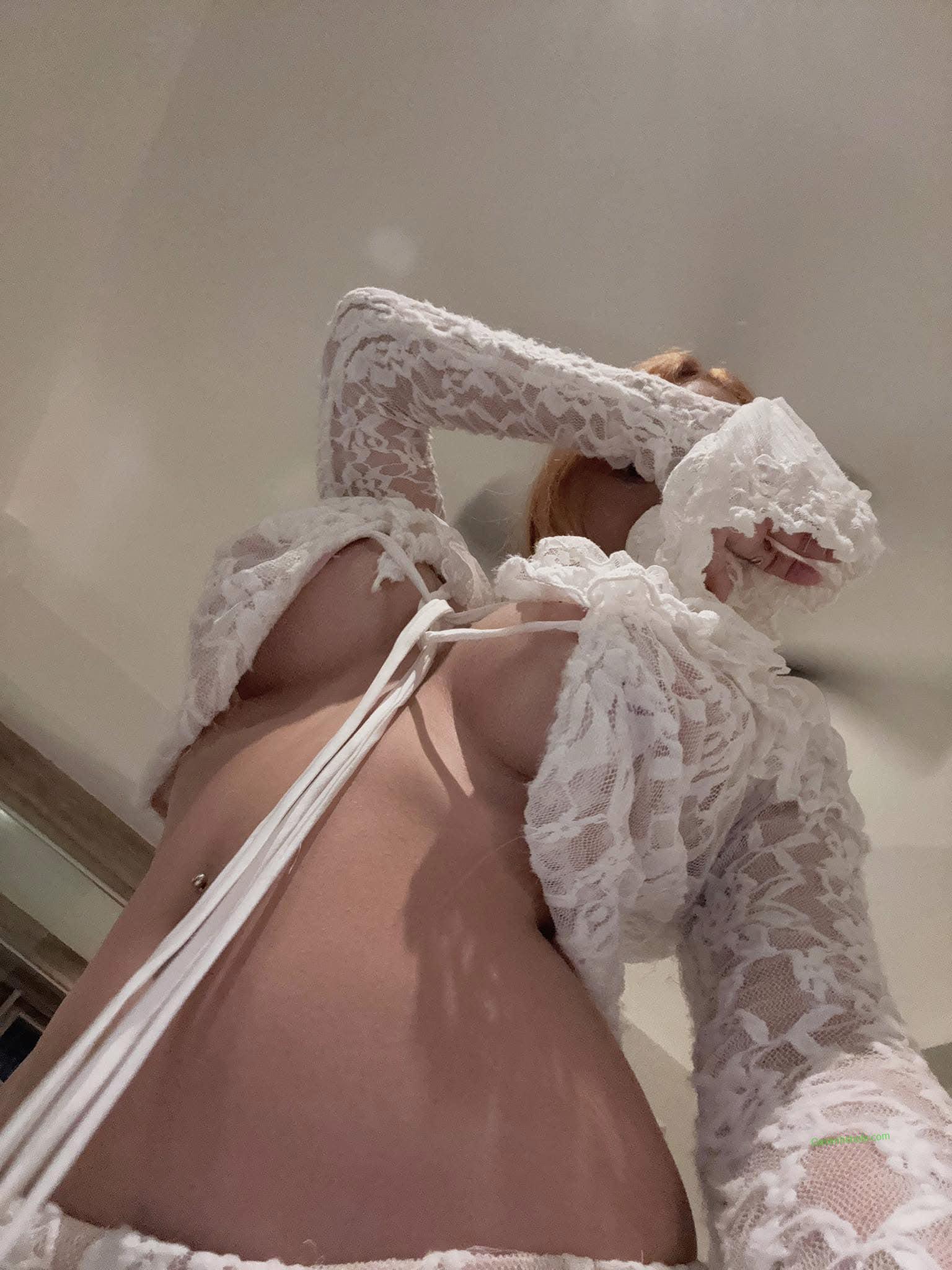 Ảnh gái xinh khoe hàng bên hồ