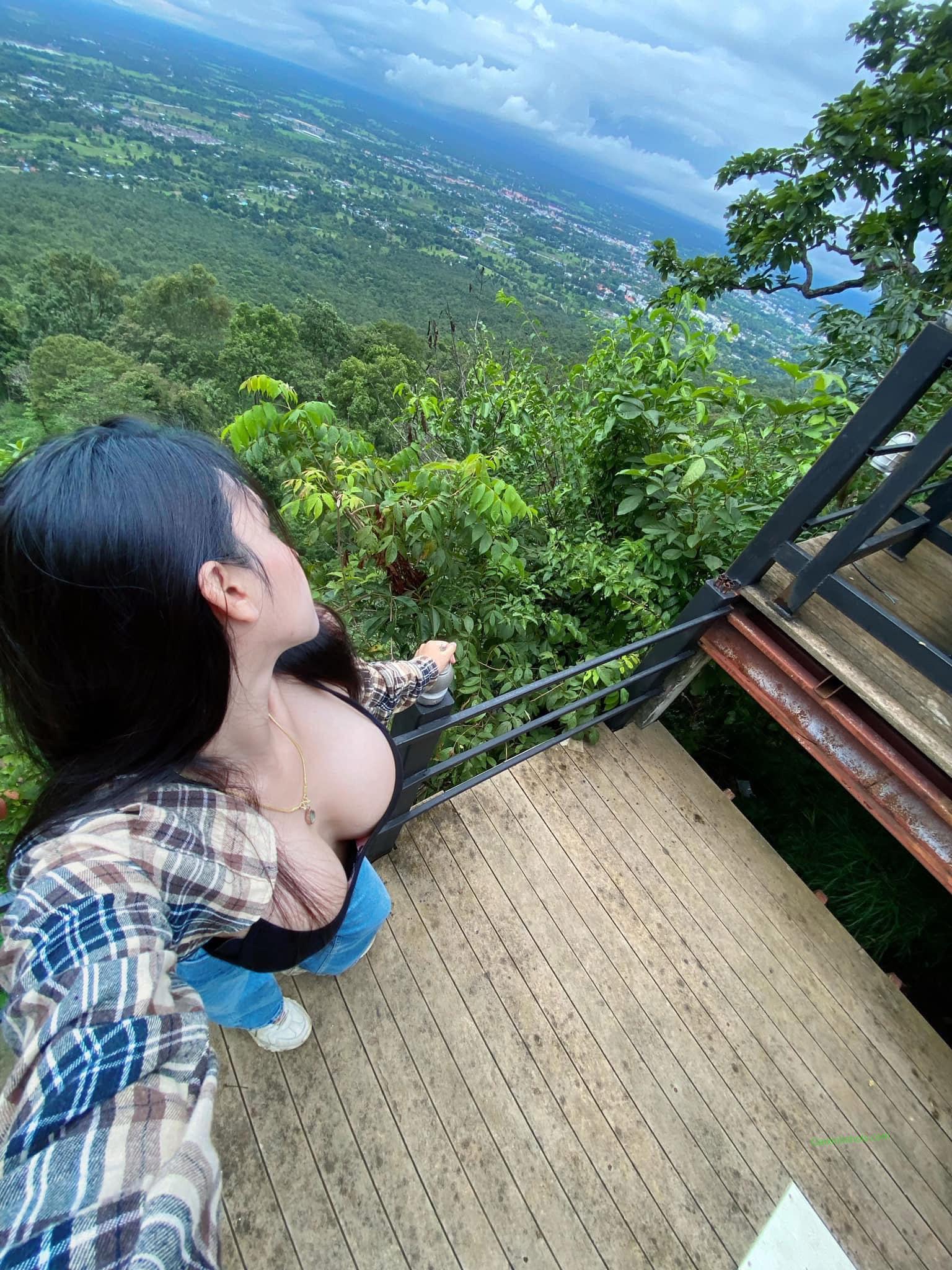 Ảnh gái xinh khoe hàng khiến cánh mày râu mê mẩn