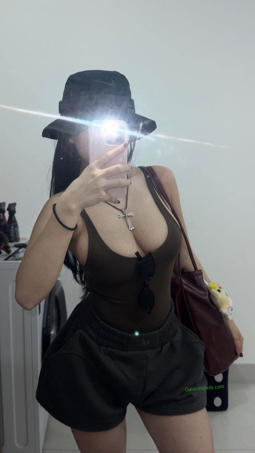 Góc chụp thần thánh để lộ ra bờ vú căng đầy nõn nà