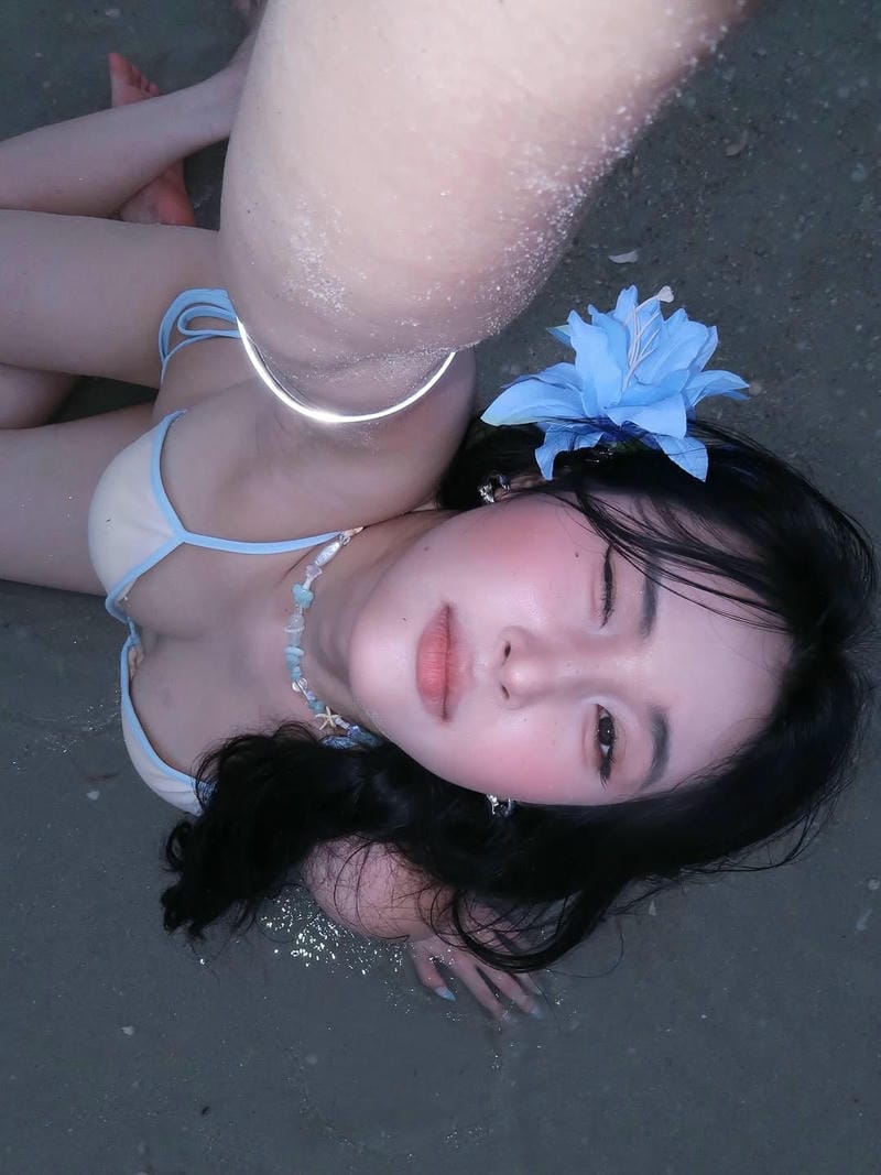 Ảnh Gái xinh mặc bikini siêu nhỏ khiến nắng hè rực rỡ