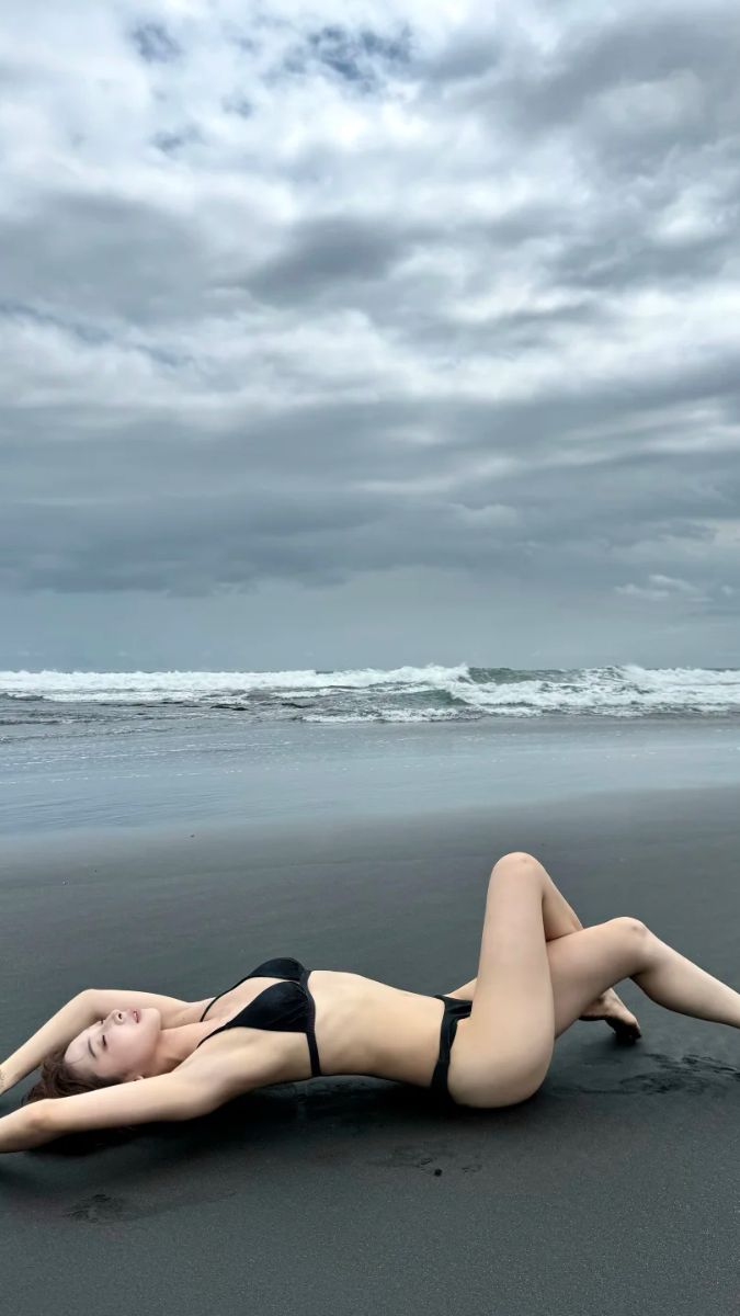 Nữ thần gợi cảm khiến bãi biển bừng sáng lung linh