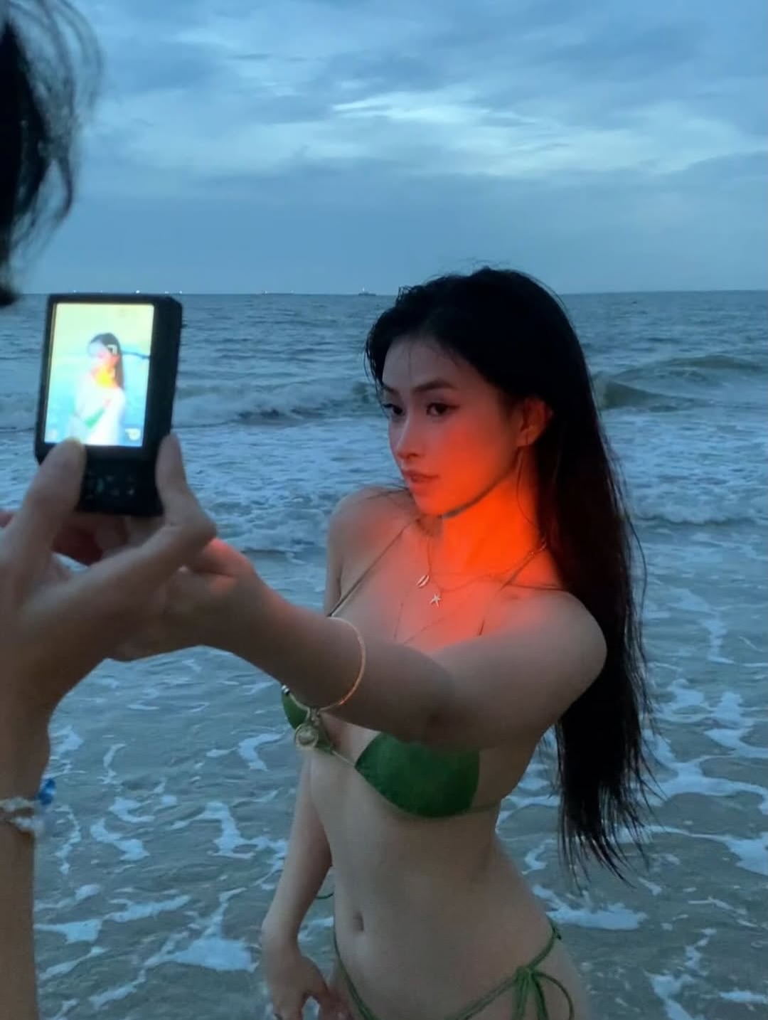 Ảnh gái mặc bikini tỏa sáng dưới ánh nắng vàng lung linh