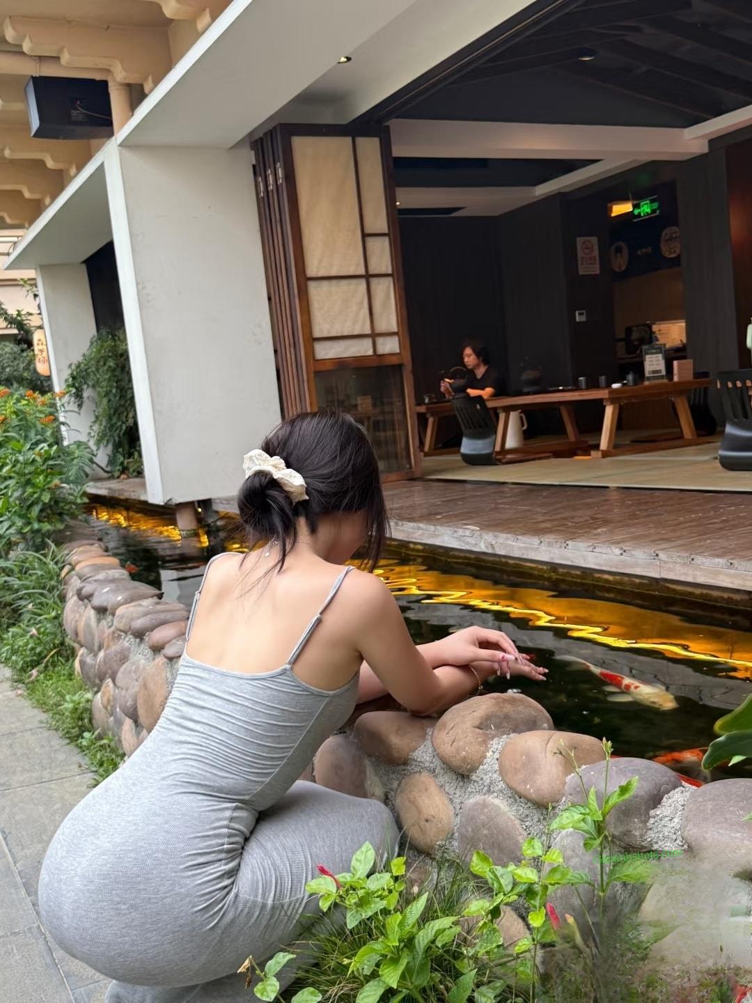 Ảnh gái xinh khoe mông gợi cảm và đầy cuốn hút