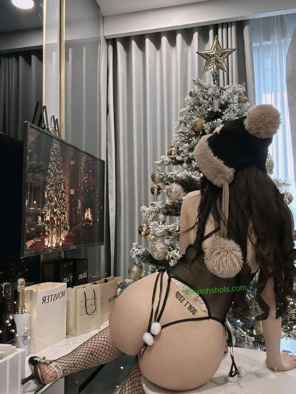 Ảnh gái xinh mặc đồ ôm khoe mông