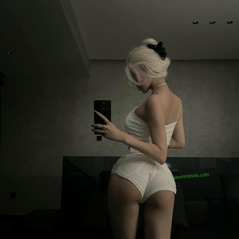 Vẻ đẹp cuốn hút với vòng 3 nảy nở trong ánh đèn nhìn cực kích thích