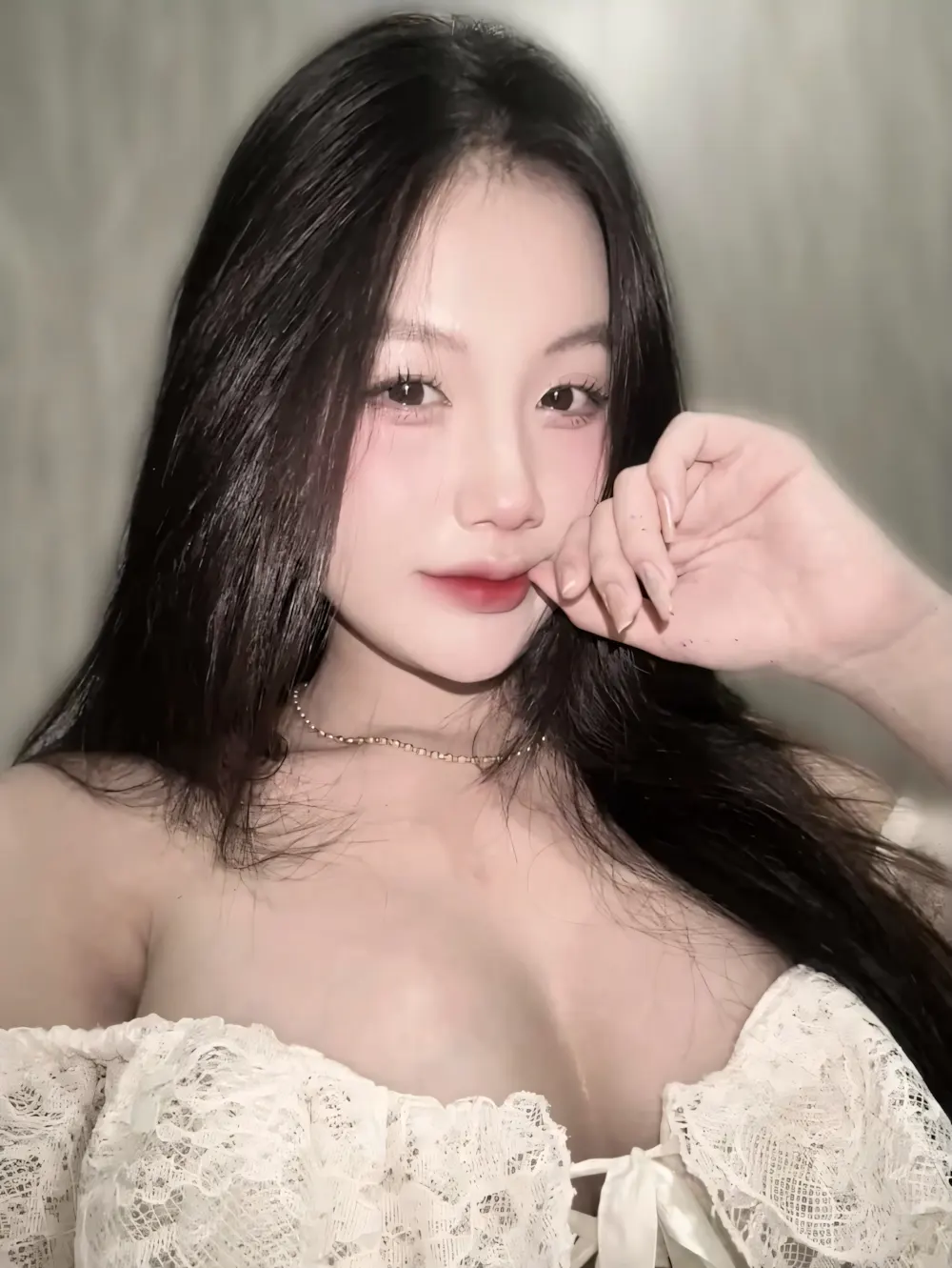 Cô nàng quyến rũ khoe vòng một căng đầy cùng body chuẩn chỉnh