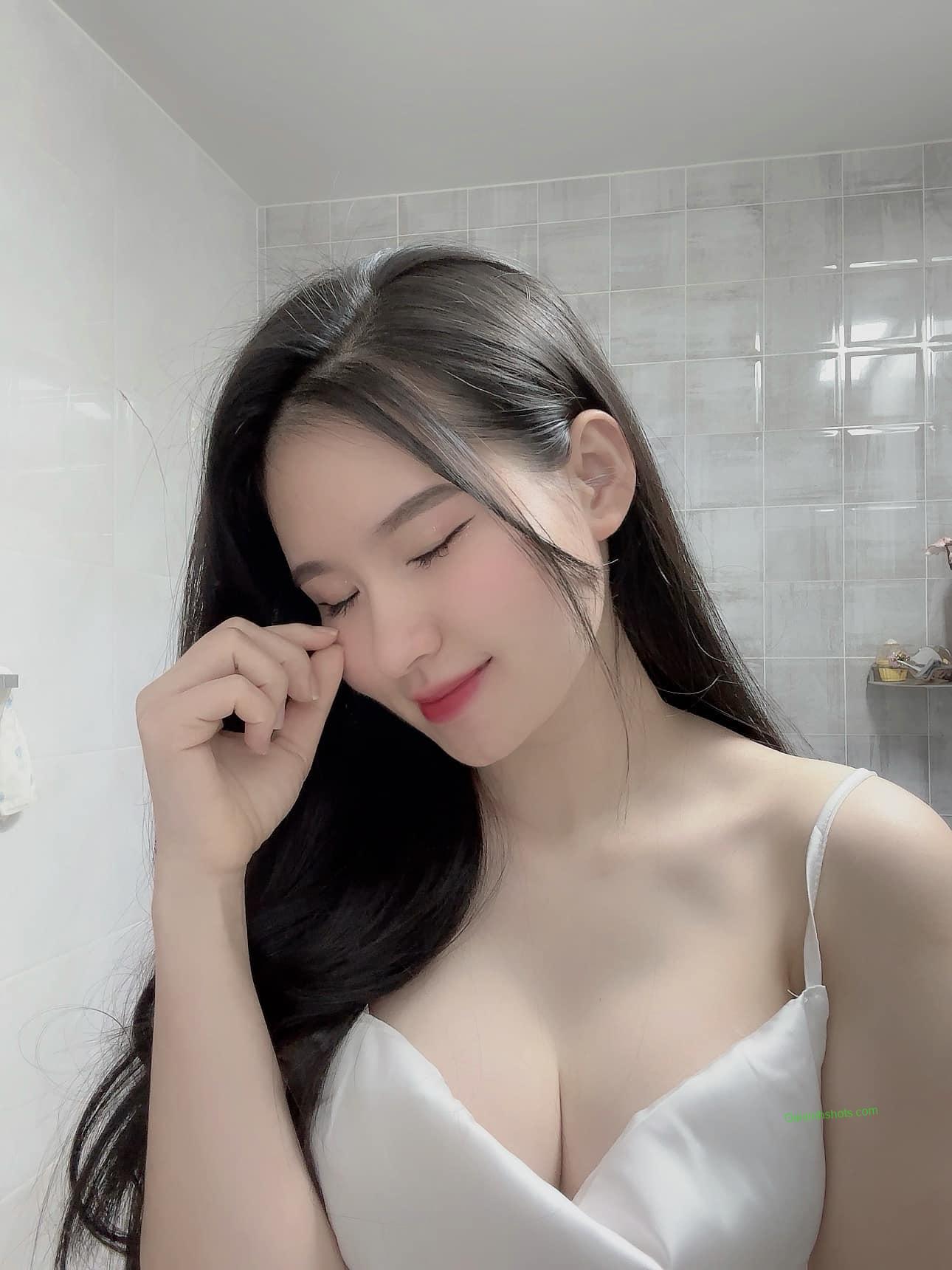 Ảnh gái xinh ngực to đầy quyến rũ săn chắc