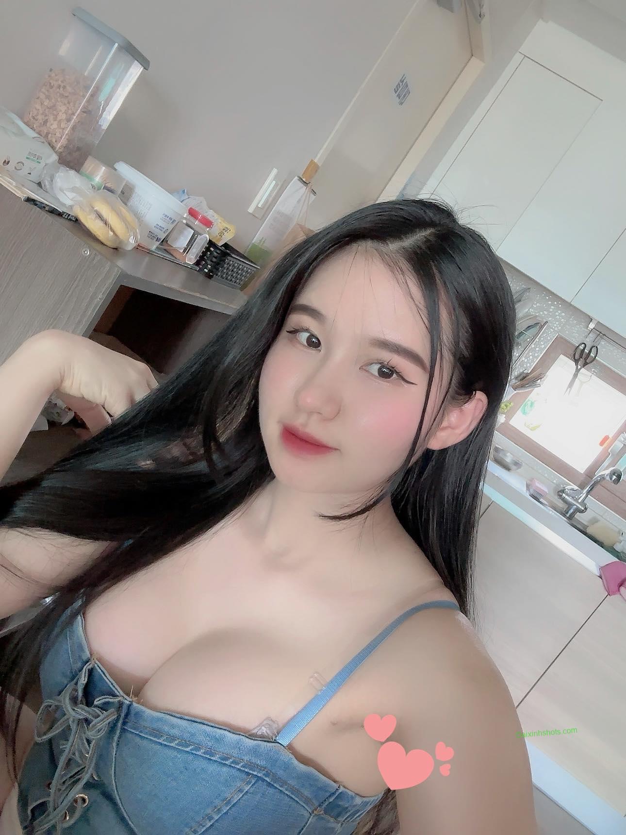 Ảnh gái vú to căng tròn đốt cháy mọi ánh nhìn