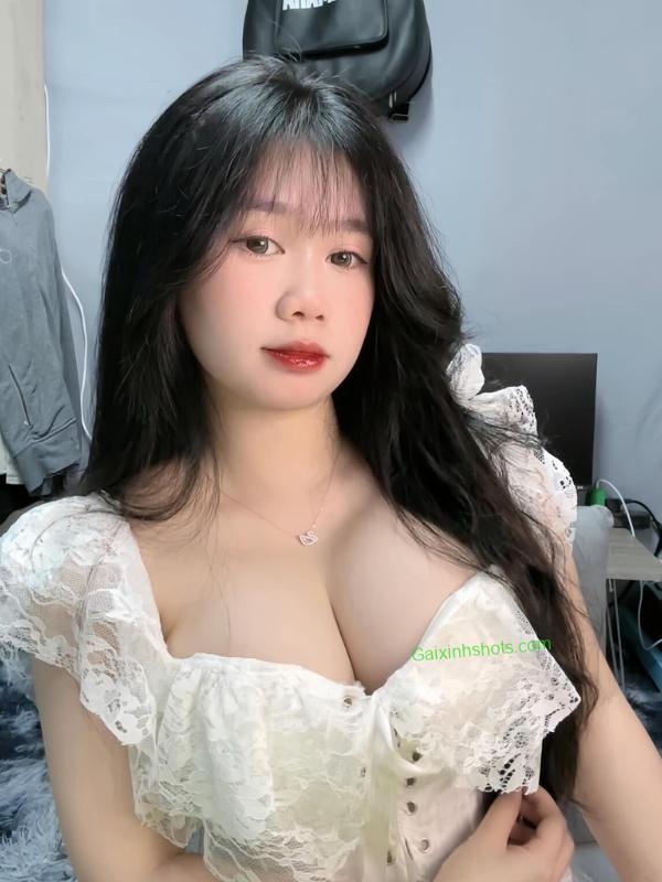 Cận cảnh vòng một căng tròn của hot girl sexy