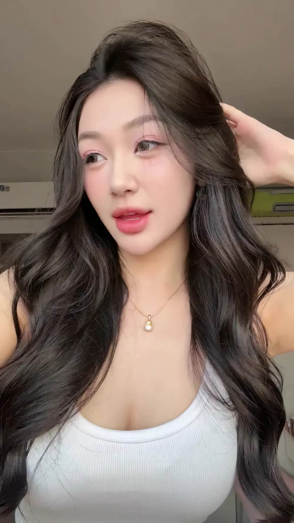 Ảnh gái xinh ngực khủng, trắng mịn, nhiều nước