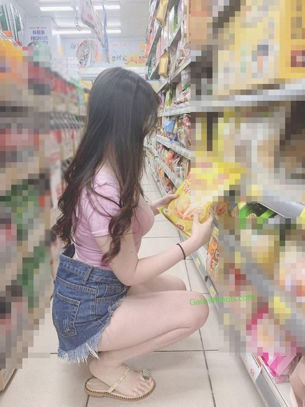 Ảnh chụp lén nữ sinh viên lộ hàng vòng 1 khủng