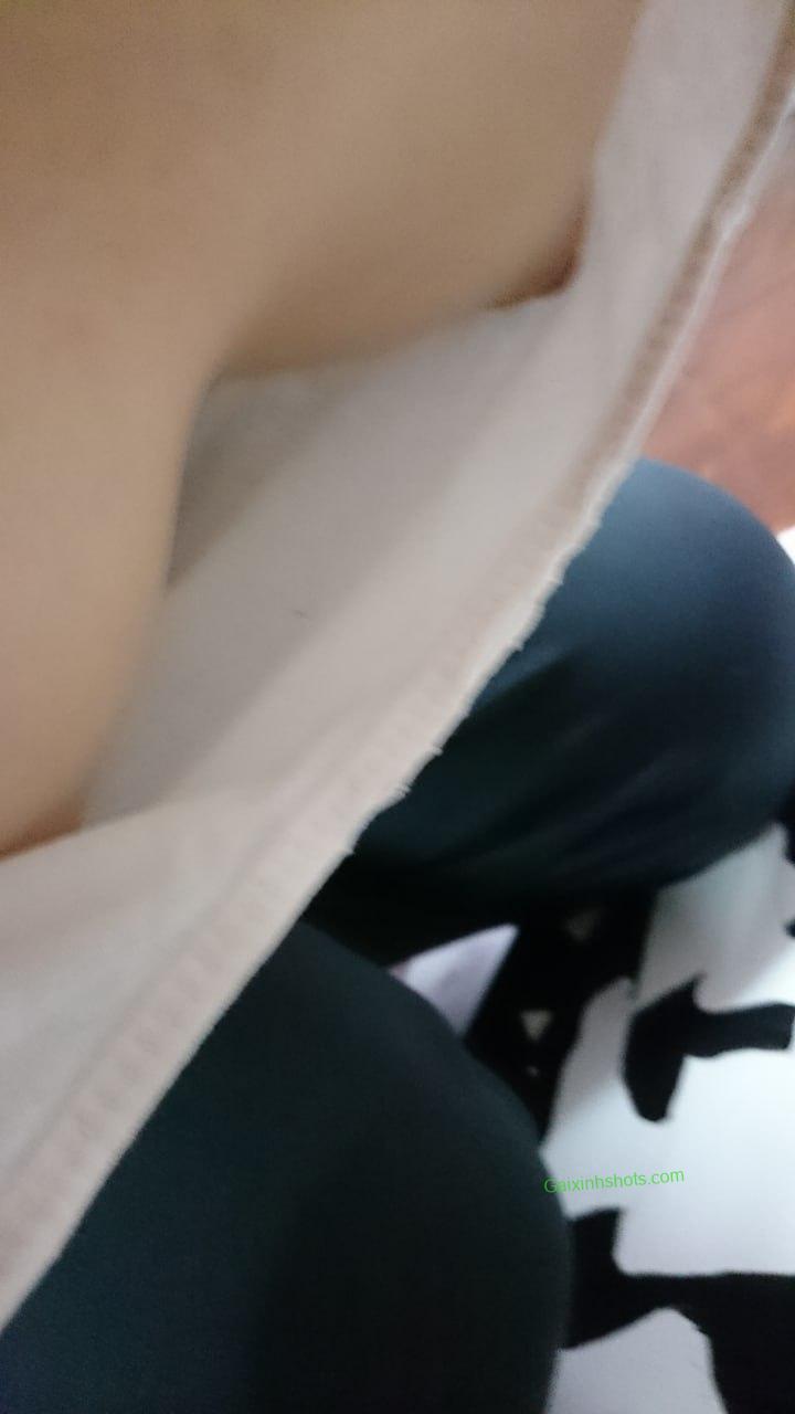 Ảnh em gái teen lộ hàng vú to lộ ti cực múp